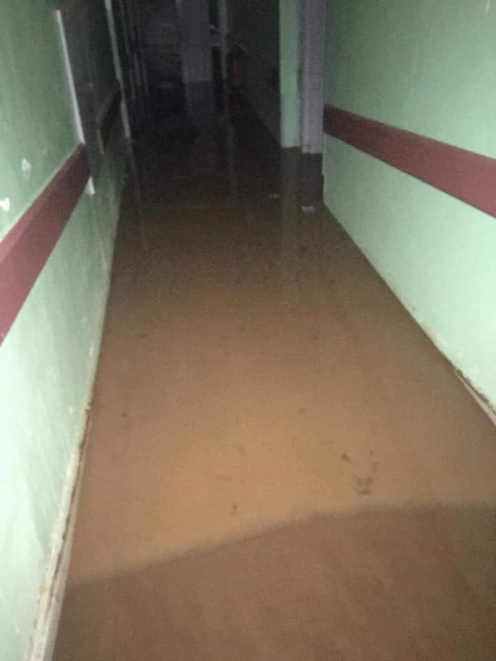 Les eaux dans les couloirs de l'hôpital régional