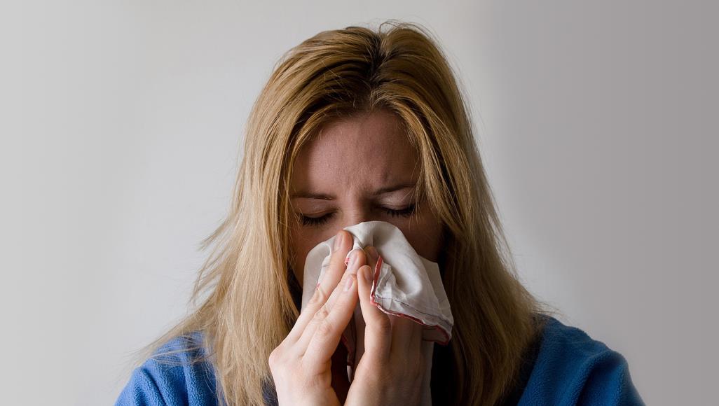 غالبا ما ترتبط الإصابة بالسعال والإنفلونزا بفصلي الخريف والشتاء حيث البرد والمطر والثلج (بيكسابي)