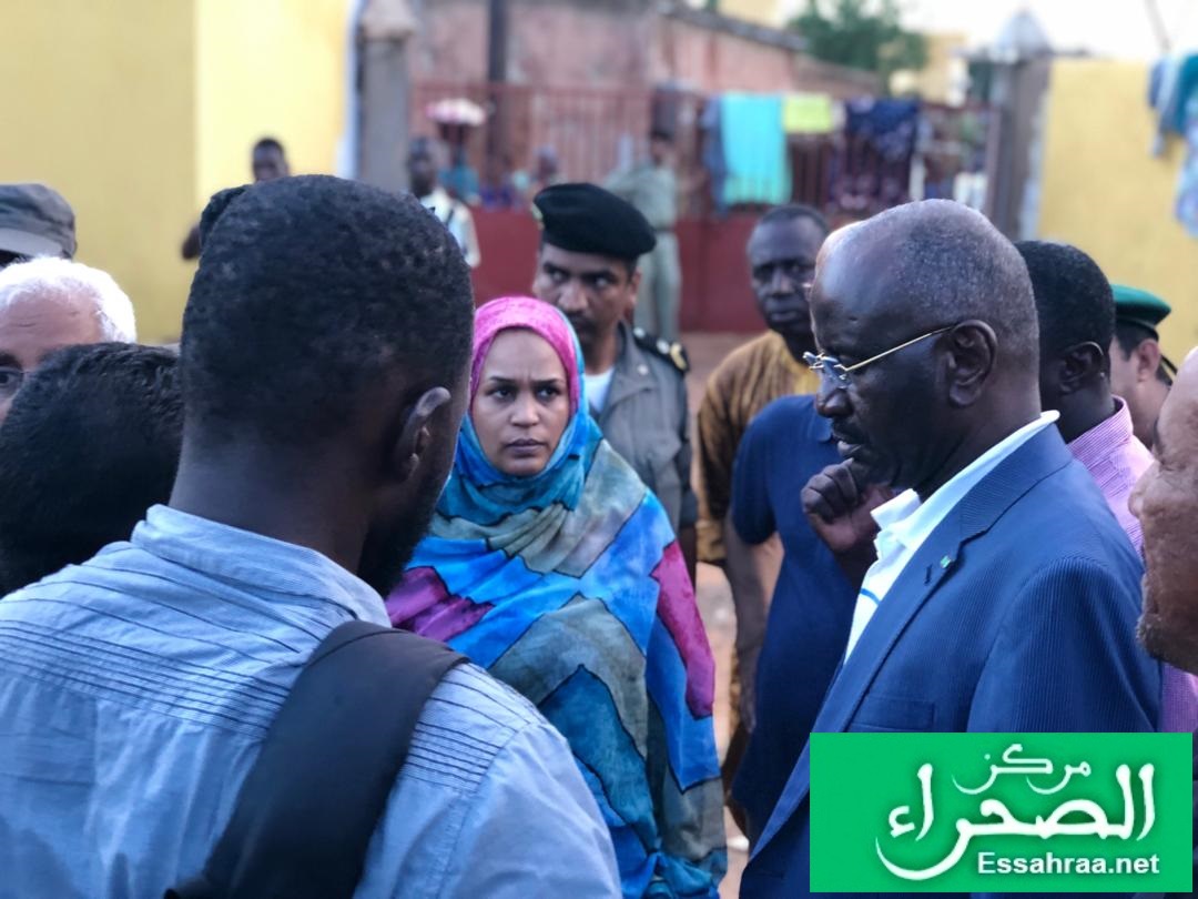 الوزيران يتحدثات إلى المتضررين