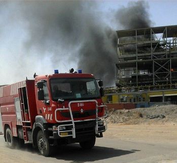 سيارة الحماية المدنية لحظة تدخلها لإخماد ألسنة اللهب