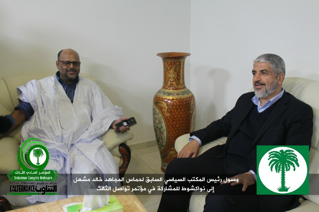 رئيس الحزب محمد جميل منصور يستقبل خالد مشعل في المطار - صورة من صفحة الحزب على الفيسبوك