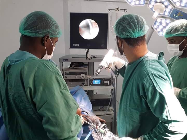 Inédit :des médecins mauritaniens réalisent une chirurgie ...