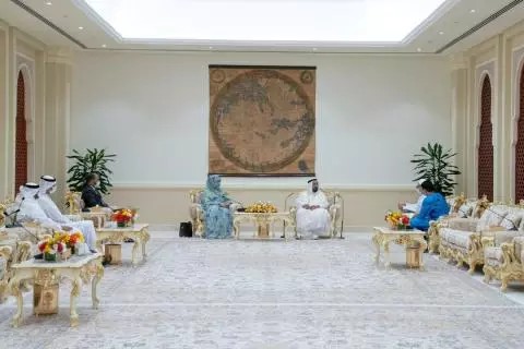 Naha et le gouverneur de Sharjah discutent les domaines de coopération