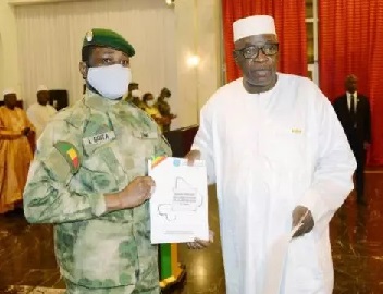 Mali : le président Goïta reçoit un projet "final" de Constitution