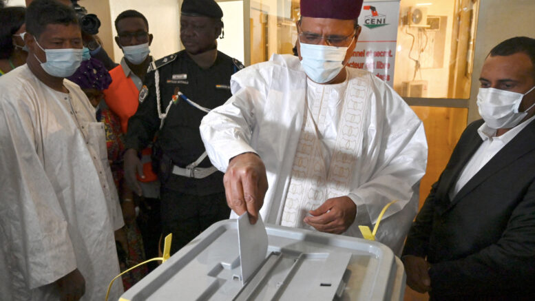 Présidentielle au Niger: Bazoum élu président, l'opposition clame victoire