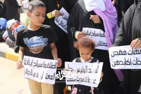 Les familles des prisonniers détenus en Algérie manifestent devant la présidence
