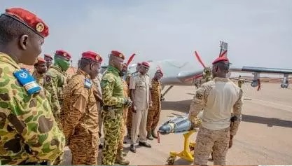 Burkina : Le Président remet des vecteurs aériens aux forces armées 