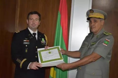 Nouakchott : L'attaché militaire américain décoré de la Médaille de Chevalier