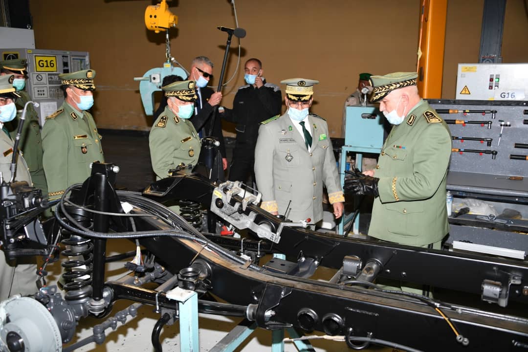 Le Patron des armées O Meguet visite des installations militaires algériennes