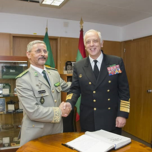 Le chef de l'état-major des forces armées du Portugal ( à gauche) avec son homologue mauritanien, en marge de la visite