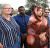 La MEDD Mariem Bekaye en voile rouge à droite 