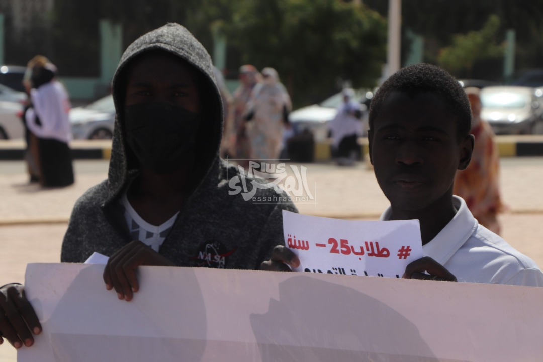 الطلاب الممنوعون من التسجيل يواصلون احتجاجهم أمام الرئاسة ـ (المصدر: الصحراء)