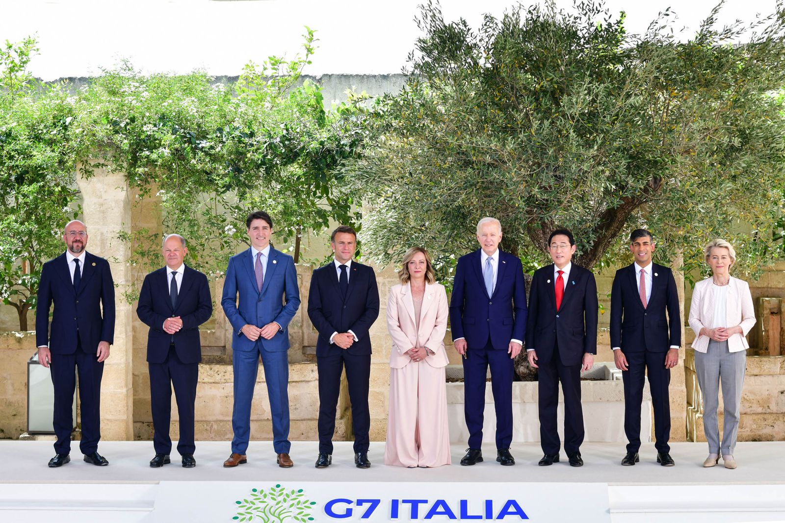 قادة دول السبع لدى حضورهم افتتاح القمة في ايطاليا