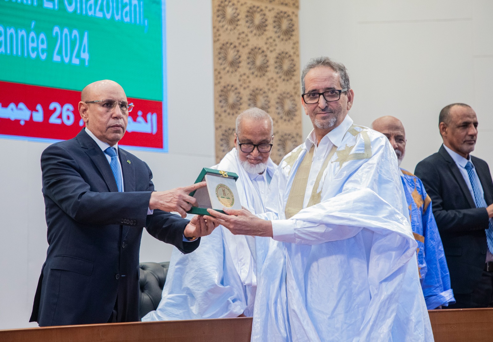 الباحث سيد أحمد ولد الأمير لدى تسلمه جائزة شنقيط