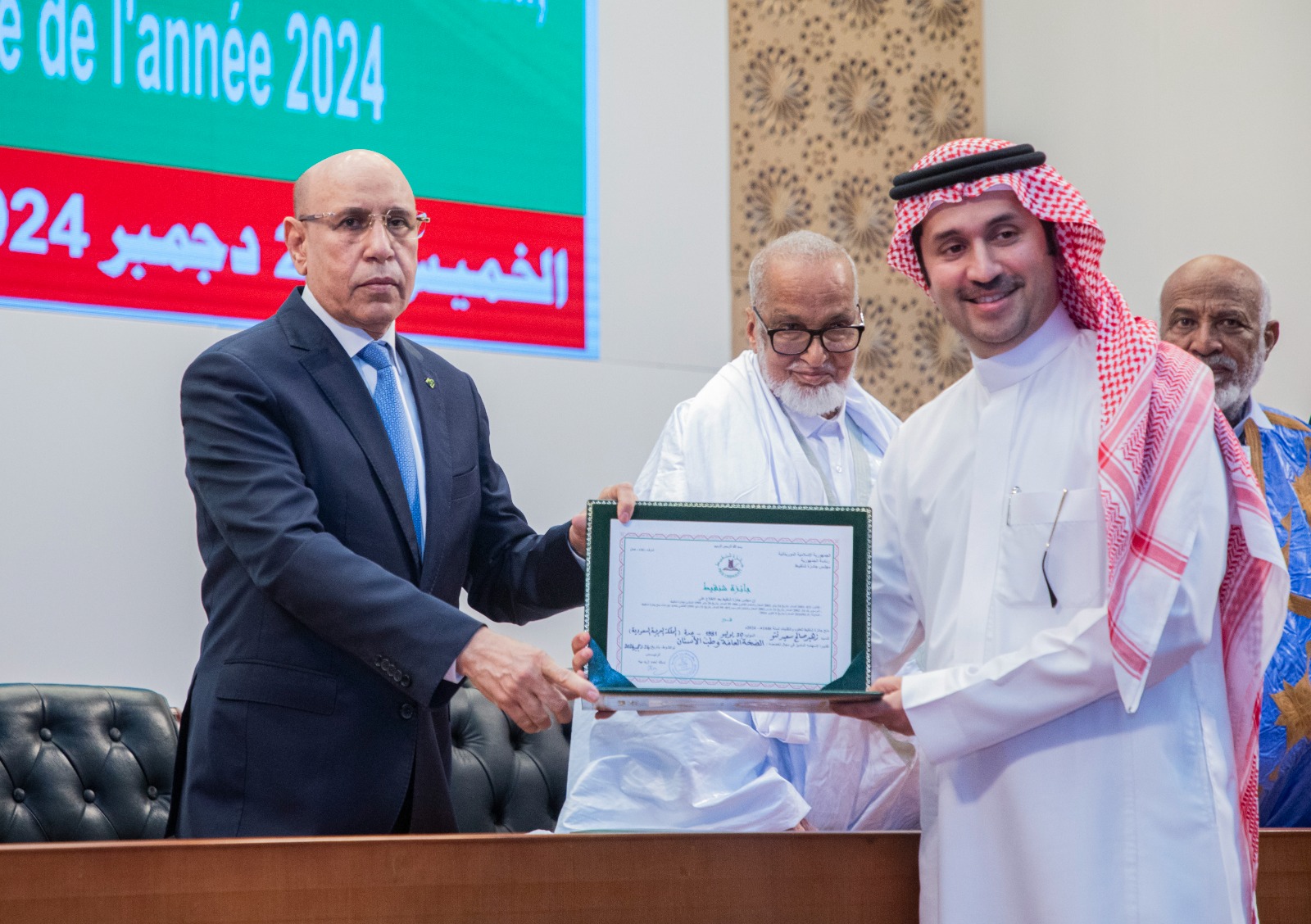 الباحث السعودي زهير صالح نتو بدى تسلمه جائزة شنقيط من الرئيس غزواني