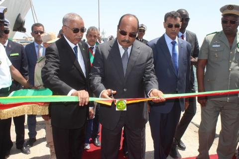 الرئيس ولد عبد العزيز خلال تدشيه سفينة النيملان (و م أ)