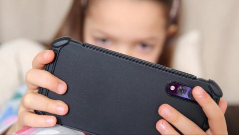 ألعاب الهواتف الذكية غير مناسبة للأطفال غالبا نظرا لأنها تنتهك خصوصية البيانات (الألمانية)