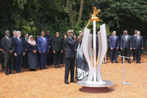 الرئيس الرواندي وزوجته خلال إيقادهما الشعلة التذكارية إيذانا بإحياء ذكرى الإبادة الجماعية