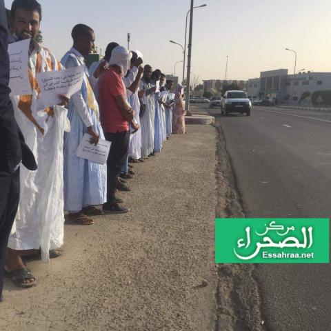 مشاركون في المسابقات يتظاهرون طلبا للاكتتاب-( المصدر: الصحراء) 