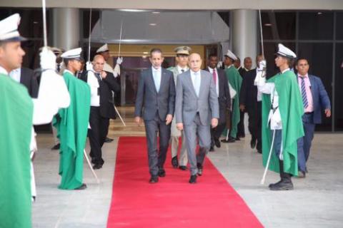 الرئيس غزواني متوجها إلى الطائرة (المصدر: وما)