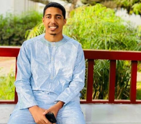 الطالب الموريتاني في جامعة الشيخ آنتا جوب يحفظُ حم