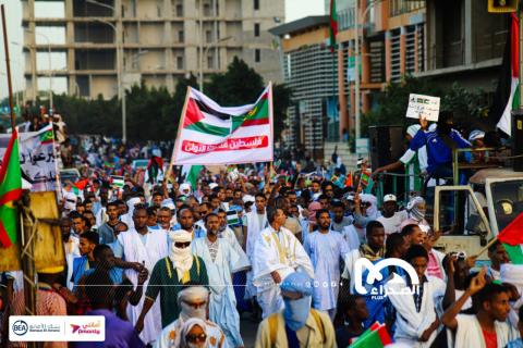 جانب من المسيرة التي نظمت مساء اليوم في العاصمة نواكشوط للتضامن مع فلسطين- الصحراء