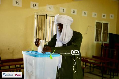 ناخب موريتاني يدلي بصوته في الانتخابات الرئاسية، صباح السبت- الصحراء