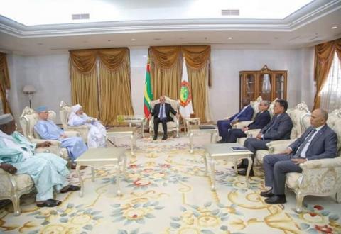 لقاء الرئيس غزواني بالشيخ عبد الله بن بيه ووزراء الساحل - (المصدر: وما)