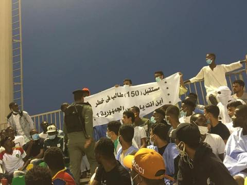 الشرطة تصادر لافتات رفعها الطلاب في الجزائر ـ (المصدر: الإنترنت)
