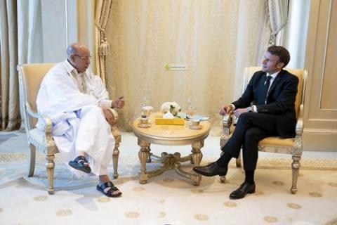 الرئيسان الموريتاني والفرنسي خلال لقائهما في أبو ظبي- المصدر (وما)