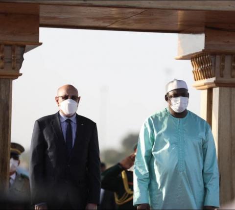 الرئيس غزواني ونظيره الغامبي في مطار بانجول أمس (المصدر: صفحة الرئاسة)