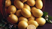 عصير الليمون يزيل خلايا الجلد الميتة.