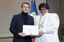 السفير أحمد ولد باهيه والرئيس الفرنسي إيمانويل مكرون (المصدر: وما)