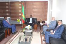 جانب من لقاء الوزير مع السفير الغامبي (تصوير و م أ)