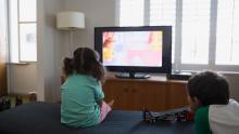 الإفراط في وقت مشاهدة الشاشة يضر الأطفال في كل شيء (غيتي)