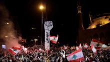 من مظاهرات بيروت الليلة الماضية (رويترز)