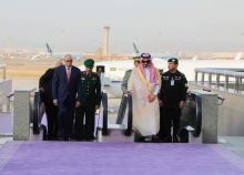 الرئيس غزواني لدى وصوله مدينة جدة للمشاركة في القمة العربية
