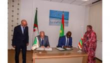 وزيرا خارجية موريتانيا والجزائر خلال توقيع مذكرة التفاهم
