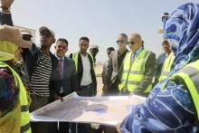 وزير المياه خلال زيارته لبعض نقاط تجمع المياه الراكدة في العاصمة نواكشوط