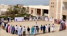 الأطباء المقيمون في كلية الطب يحتجون أمام وزارة الصحة ـ (المصدر: الإنترنت)